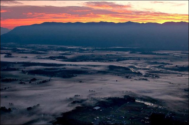 Sunrise-over-the-foggy-flathead-valley
