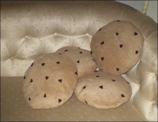 Chocolate-Chip-Cookie-Pillow